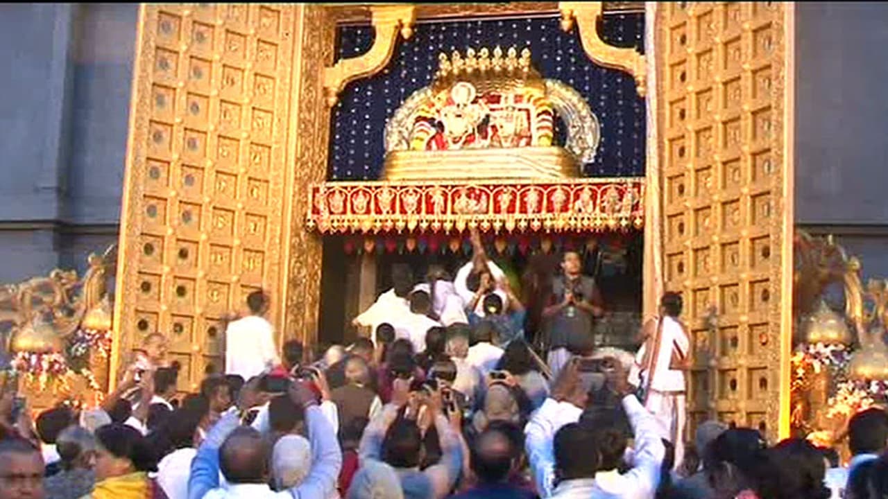 వైకుంఠ ఏకాదశి రోజు స్వామివారిని ఎందుకు దర్శించుకోవాలి?