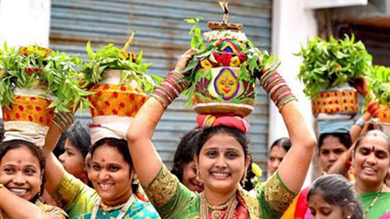 బోనాలపై కరోనా దెబ్బ: ఊరేగింపులు, పోతురాజుల నృత్యాలకు బ్రేకులు...? బోనాలపై కరోనా దెబ్బ: ఊరేగింపులు, పోతురాజుల నృత్యాలకు బ్రేకులు...?