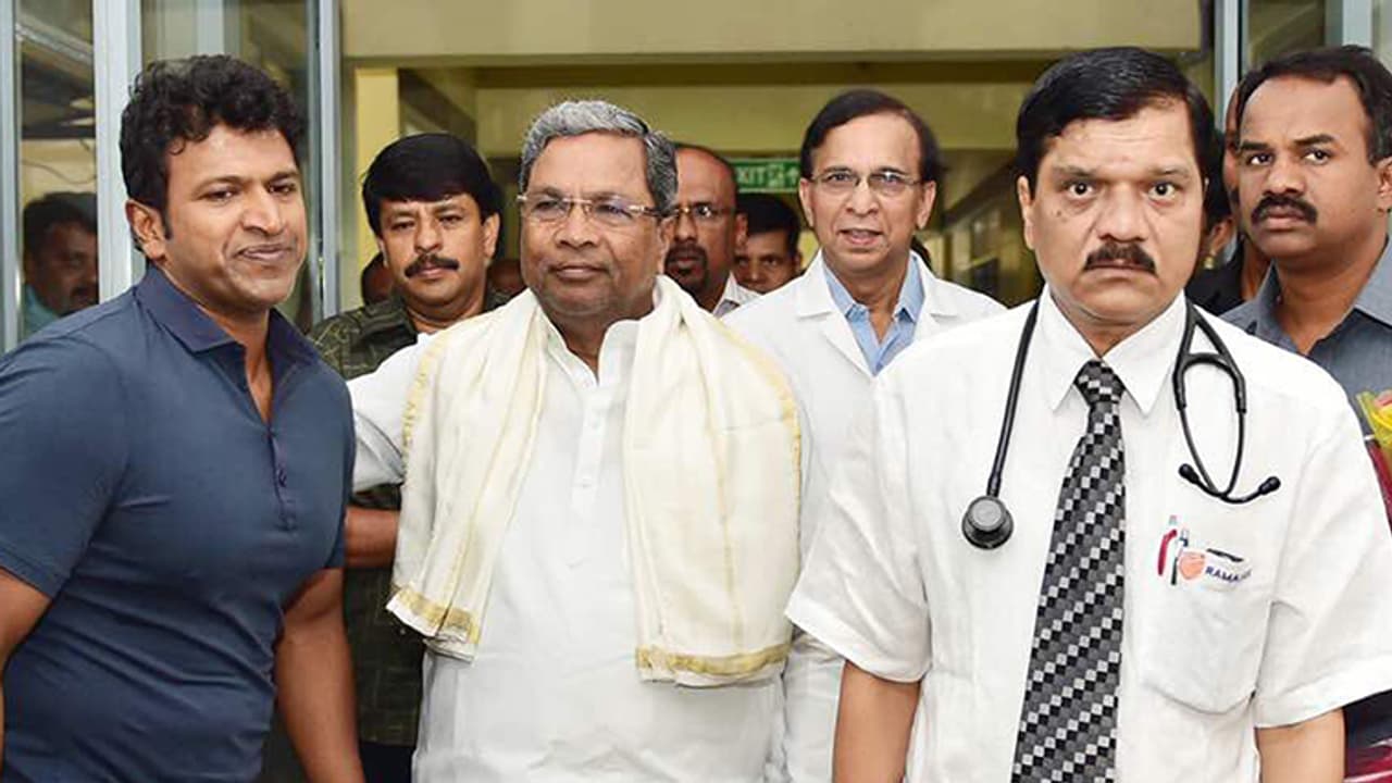 ಆಸ್ಪತ್ರೆಯಲ್ಲಿ ಪಾರ್ವತಮ್ಮ ರಾಜಕುಮಾರ್’ರನ್ನು ಭೇಟಿಯಾದ ಸಿಎಂ ಆಸ್ಪತ್ರೆಯಲ್ಲಿ ಪಾರ್ವತಮ್ಮ ರಾಜಕುಮಾರ್’ರನ್ನು ಭೇಟಿಯಾದ ಸಿಎಂ