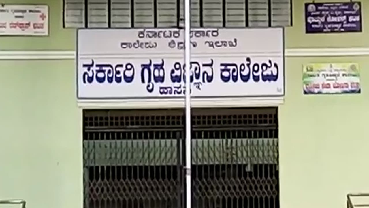 ಲೈಬ್ರರಿಯನ್ ಎಡವಟ್ಟು: ಲೈಬ್ರರಿಯೊಳಗೆ ಗಂಟೆಗಟ್ಟಲೆ ಪರಿತಪಿಸಿದ ವಿದ್ಯಾರ್ಥಿನಿಯರು ಲೈಬ್ರರಿಯನ್ ಎಡವಟ್ಟು: ಲೈಬ್ರರಿಯೊಳಗೆ ಗಂಟೆಗಟ್ಟಲೆ ಪರಿತಪಿಸಿದ ವಿದ್ಯಾರ್ಥಿನಿಯರು