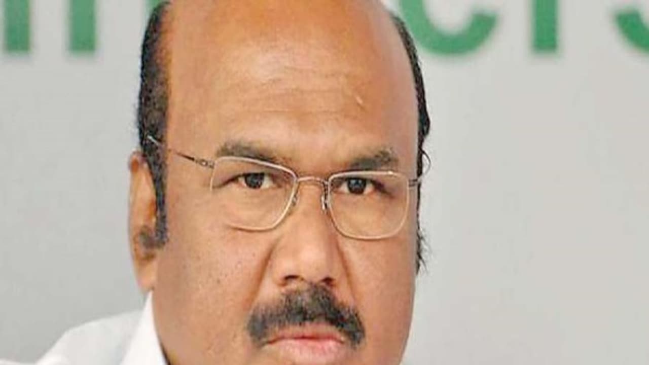 நண்டுக்கு பயப்படாதவரு பாம்புக்கு பயப்படுவாருல்ல... அமைச்சர் ஜெயக்குமாரை வெச்சு செய்யும் நெட்டிசன்ஸ்! நண்டுக்கு பயப்படாதவரு பாம்புக்கு பயப்படுவாருல்ல... அமைச்சர் ஜெயக்குமாரை வெச்சு செய்யும் நெட்டிசன்ஸ்!