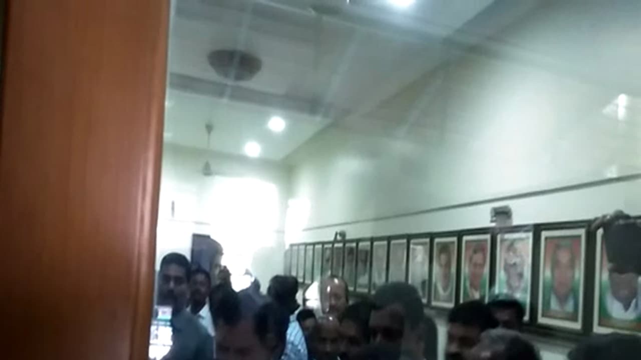 ಪಕ್ಷ ಬಲವರ್ಧನೆಯ ಸಭೆಯಲ್ಲಿ ಹೊಯ್ ‘ಕೈ’: ರಣಾಂಗಣವಾಯ್ತು ಕಾಂಗ್ರೆಸ್ ಮುಖಂಡರ ಸಭೆ ಪಕ್ಷ ಬಲವರ್ಧನೆಯ ಸಭೆಯಲ್ಲಿ ಹೊಯ್ ‘ಕೈ’: ರಣಾಂಗಣವಾಯ್ತು ಕಾಂಗ್ರೆಸ್ ಮುಖಂಡರ ಸಭೆ