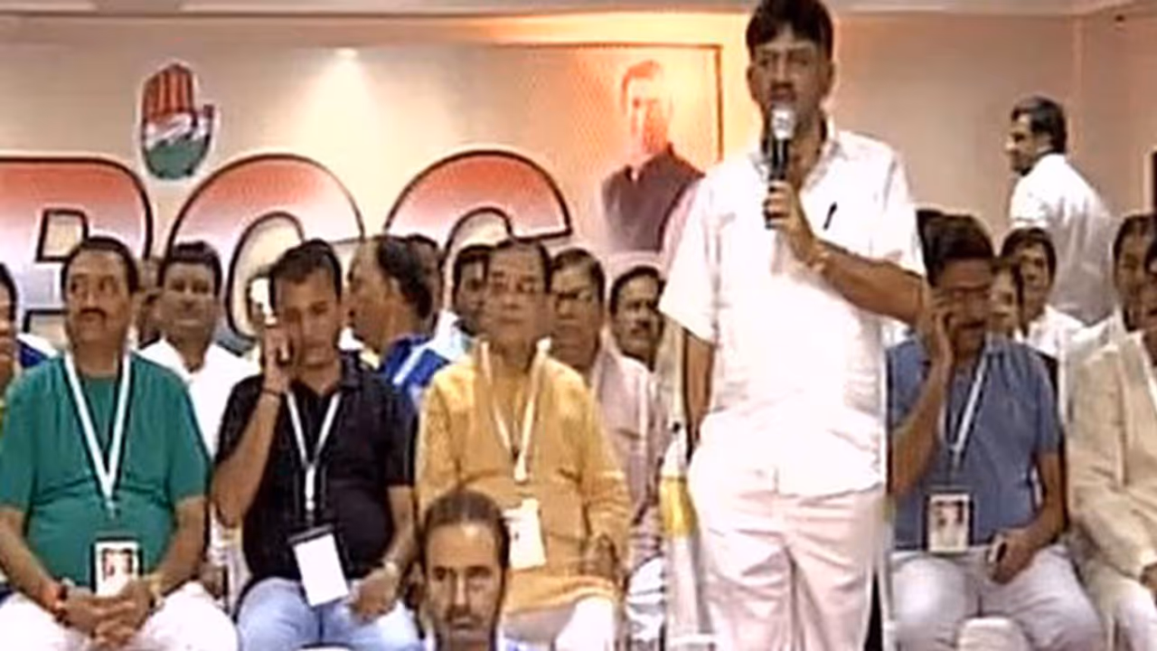 DK Shivakumar plays perfect host, bids warm farewell to Gujarat MLAs
