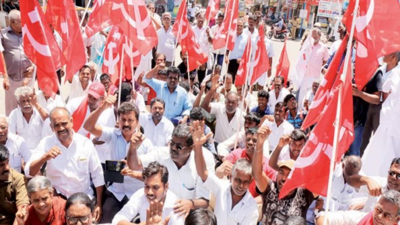 நீட் தேர்வில் தமிழகத்திற்கு விலக்கு கேட்டு போராடிய மார்க்சிஸ்ட் கம்யூனிஸ்டு கட்சியினர் 80 பேர் கைது… நீட் தேர்வில் தமிழகத்திற்கு விலக்கு கேட்டு போராடிய மார்க்சிஸ்ட் கம்யூனிஸ்டு கட்சியினர் 80 பேர் கைது…