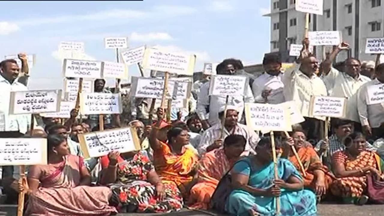 Agrigold cheques and parivar bonds not being registered by police Agrigold cheques and parivar bonds not being registered by police