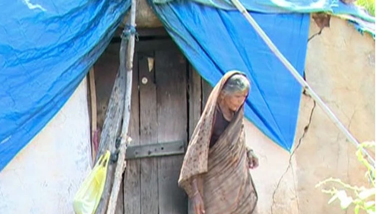 Mother chains daughters for ten years for falling in love Mother chains daughters for ten years for falling in love