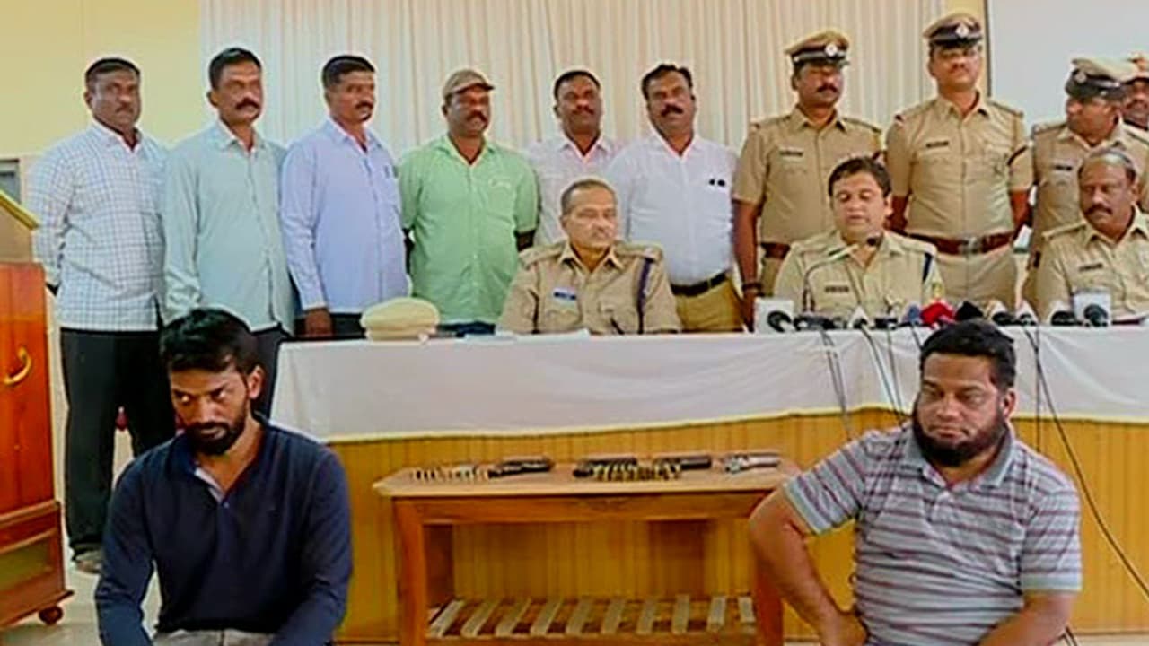 ಅಂಡರ್ ವರ್ಲ್ಡ್'ಗೆ ಬಿಸಿ ಮುಟ್ಟಿಸಿದ ಪೊಲೀಸ್ ಪವರ್: ಖಾಕಿ ಭಯದಿಂದ ಊರು ಬಿಟ್ಟ 100ಕ್ಕೂ ಹೆಚ್ಚು ರೌಡಿಗಳು ಅಂಡರ್ ವರ್ಲ್ಡ್'ಗೆ ಬಿಸಿ ಮುಟ್ಟಿಸಿದ ಪೊಲೀಸ್ ಪವರ್: ಖಾಕಿ ಭಯದಿಂದ ಊರು ಬಿಟ್ಟ 100ಕ್ಕೂ ಹೆಚ್ಚು ರೌಡಿಗಳು