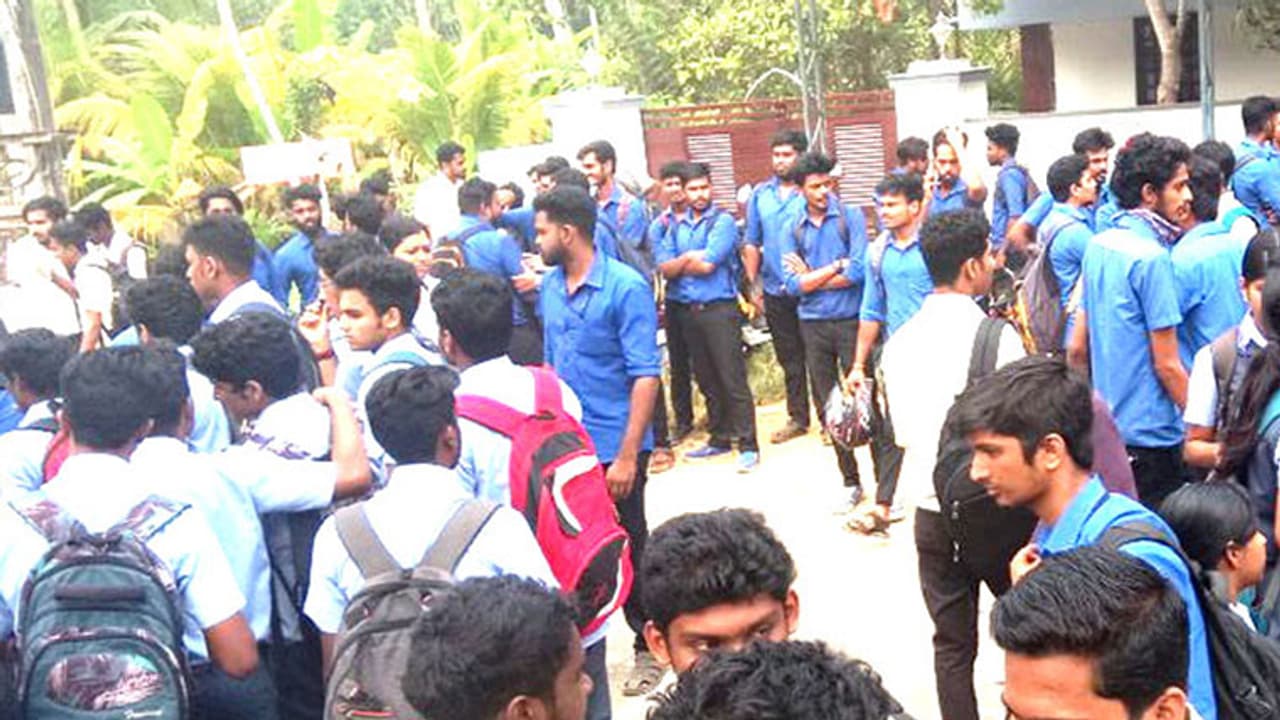 കെ.വി.എം എഞ്ചിനീയറിങ് കോളേജ് അടച്ചു പൂട്ടുന്നു; വിദ്യാര്ഥികളുടെ ഭാവി തുലാസില് കെ.വി.എം എഞ്ചിനീയറിങ് കോളേജ് അടച്ചു പൂട്ടുന്നു; വിദ്യാര്ഥികളുടെ ഭാവി തുലാസില്