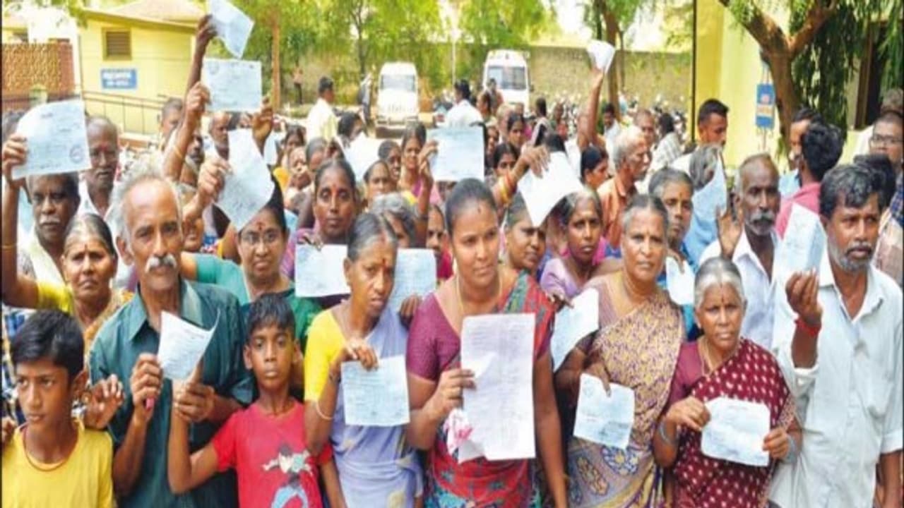 சீரான குடிநீர் விநியோகம் கேட்டு 50 க்கும் மேற்பட்டோர் ஆட்சியரிடம் வருகை... சீரான குடிநீர் விநியோகம் கேட்டு 50 க்கும் மேற்பட்டோர் ஆட்சியரிடம் வருகை...