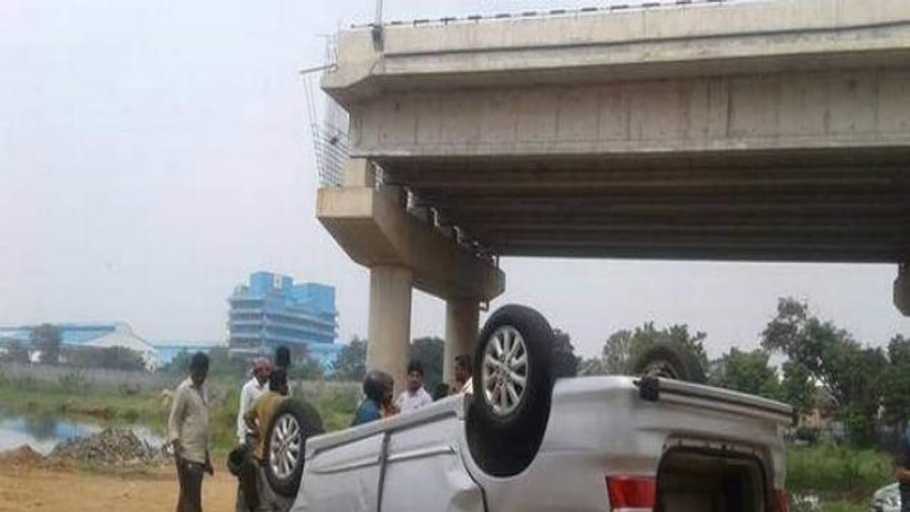 கார் விபத்தில் 3 பேர் பலி..! கட்டிமுடிக்கப்படாத பாலத்தில் சென்றது ஏன்..! காரணம் இதுதான்...! கார் விபத்தில் 3 பேர் பலி..! கட்டிமுடிக்கப்படாத பாலத்தில் சென்றது ஏன்..! காரணம் இதுதான்...!