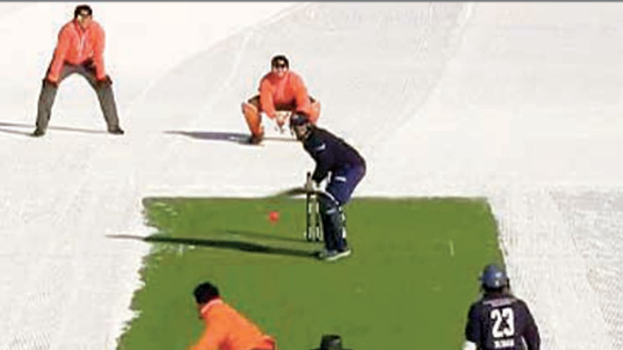 ಐಸ್ ಟಿ20 : ಹಿಮದ ಮೇಲೆ ದಿಗ್ಗಜ ಕ್ರಿಕೆಟಿಗರ ಸಾಹಸ ಐಸ್ ಟಿ20 : ಹಿಮದ ಮೇಲೆ ದಿಗ್ಗಜ ಕ್ರಿಕೆಟಿಗರ ಸಾಹಸ