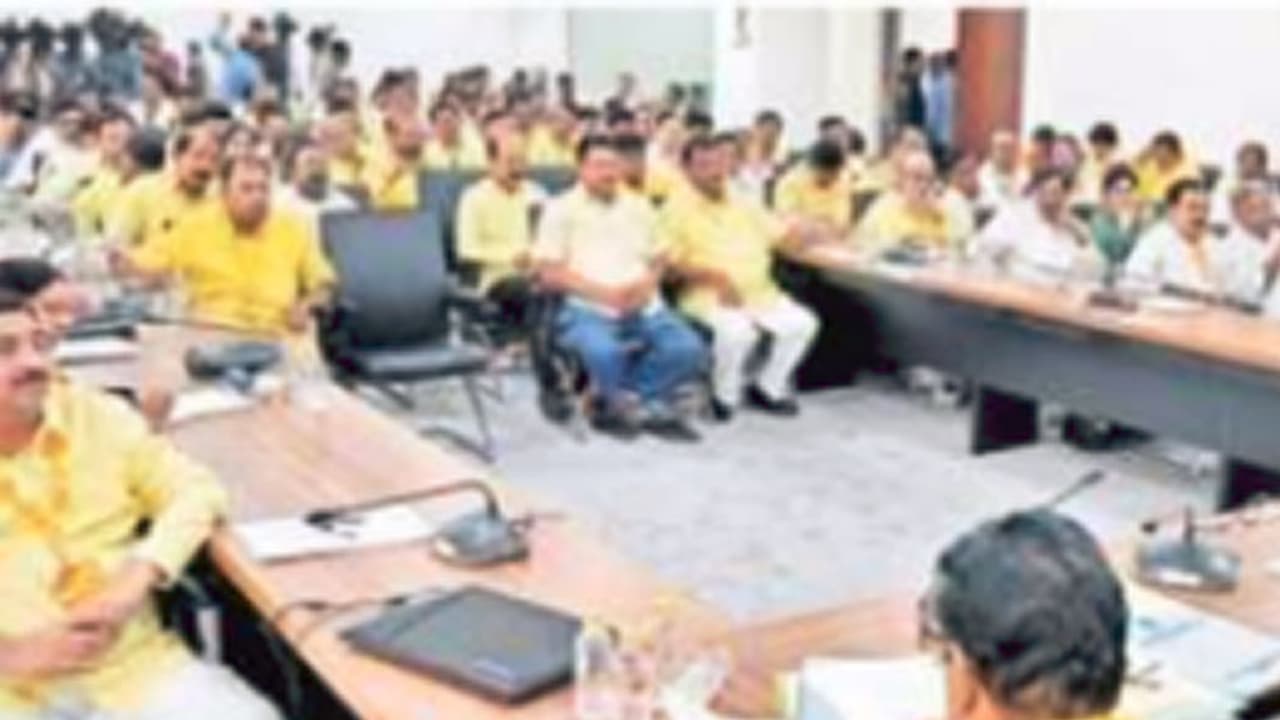 అసెంబ్లీకి నల్లచొక్కాలతో హాజరు కావాలని టీడీఎల్పీ నిర్ణయం అసెంబ్లీకి నల్లచొక్కాలతో హాజరు కావాలని టీడీఎల్పీ నిర్ణయం