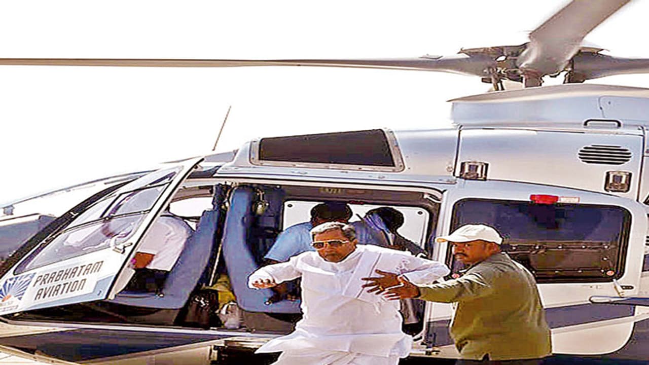 ಹವಾಮಾನ ವೈಪರಿತ್ಯ, ಬೆಳಗಾವಿ ಬದಲು ಹುಬ್ಬಳ್ಳಿಯಲ್ಲಿ ಲ್ಯಾಂಡ್ ಆದ ಸಿದ್ದರಾಮಯ್ಯ ಹೆಲಿಕಾಪ್ಟರ್! ಹವಾಮಾನ ವೈಪರಿತ್ಯ, ಬೆಳಗಾವಿ ಬದಲು ಹುಬ್ಬಳ್ಳಿಯಲ್ಲಿ ಲ್ಯಾಂಡ್ ಆದ ಸಿದ್ದರಾಮಯ್ಯ ಹೆಲಿಕಾಪ್ಟರ್!