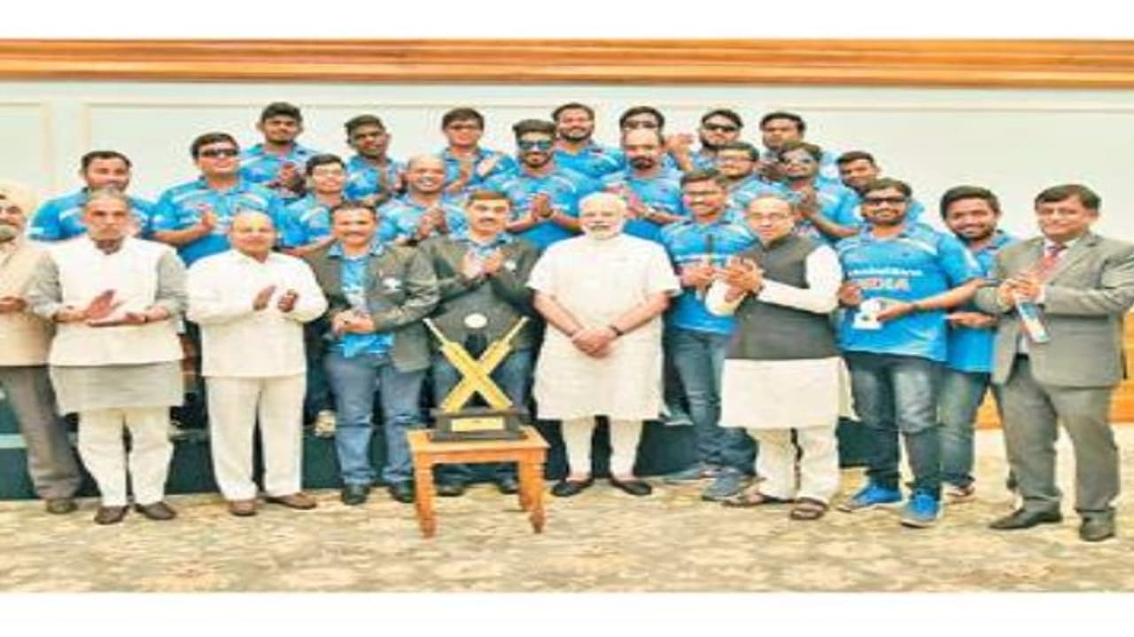 உலகக் கோப்பை சாம்பியன்களோடு தனித்தனியாக புகைப்படம் எடுத்த பிரதமர்… உலகக் கோப்பை சாம்பியன்களோடு தனித்தனியாக புகைப்படம் எடுத்த பிரதமர்…