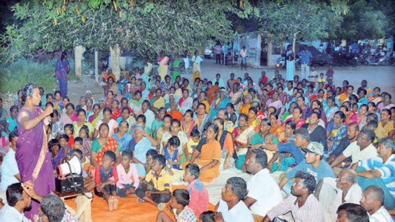 போராட்டத்தை விட முடியாது! நாளைக்கு பாருங்க ஸ்டெர்லைட்டுக்கு எதிரான எங்களது போராட்டத்தை மக்கள் தீவிரம்... போராட்டத்தை விட முடியாது! நாளைக்கு பாருங்க ஸ்டெர்லைட்டுக்கு எதிரான எங்களது போராட்டத்தை மக்கள் தீவிரம்...