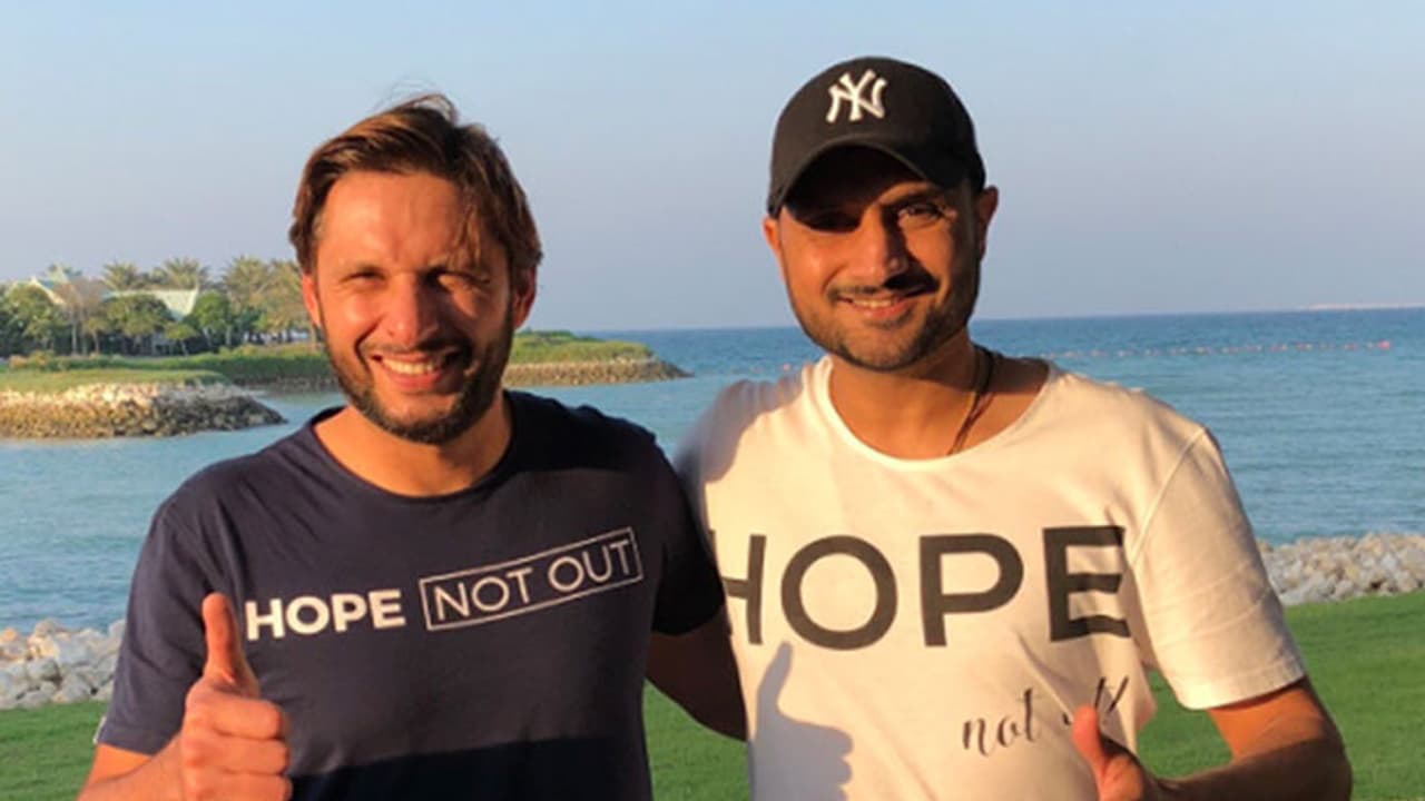 കളത്തിന് പുറത്ത് കൈകോര്ത്ത് ഹര്ഭജന് സിംഗും ഷാഹിദ് അഫ്രിദിയും കളത്തിന് പുറത്ത് കൈകോര്ത്ത് ഹര്ഭജന് സിംഗും ഷാഹിദ് അഫ്രിദിയും