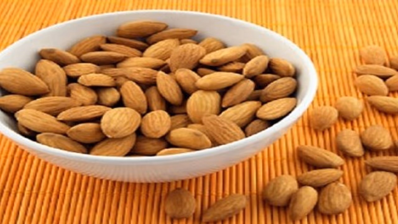 பாதாமை தண்ணீரில் ஊற வைத்து சாப்பிடுவதால் கிடைக்கும் நன்மைகள்…