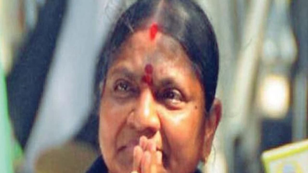 தீச்சட்டி ஏந்தியது வீணா போச்சே...! கழுவி ஊத்தும் நெட்டிசன்கள்...! விடாமல் திருப்பி அடிக்கும் பா.வளர்மதி...! தீச்சட்டி ஏந்தியது வீணா போச்சே...! கழுவி ஊத்தும் நெட்டிசன்கள்...! விடாமல் திருப்பி அடிக்கும் பா.வளர்மதி...!