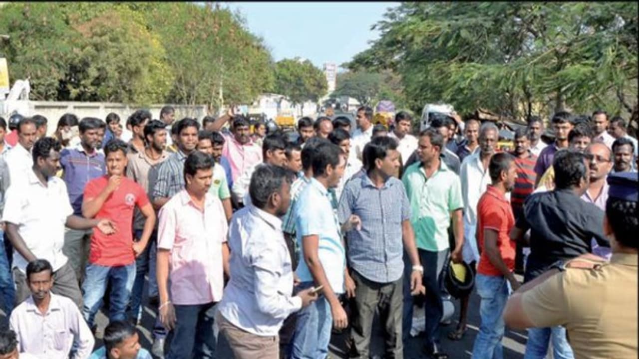 மனைவியுடன் மோட்டார் சைக்கிளில் வந்தவரை கன்னத்தில் அடித்த ஆயுதப்படை போலீஸ்; நடவடிக்கை எடுக்க கோரி மக்கள் மறியல்... மனைவியுடன் மோட்டார் சைக்கிளில் வந்தவரை கன்னத்தில் அடித்த ஆயுதப்படை போலீஸ்; நடவடிக்கை எடுக்க கோரி மக்கள் மறியல்...