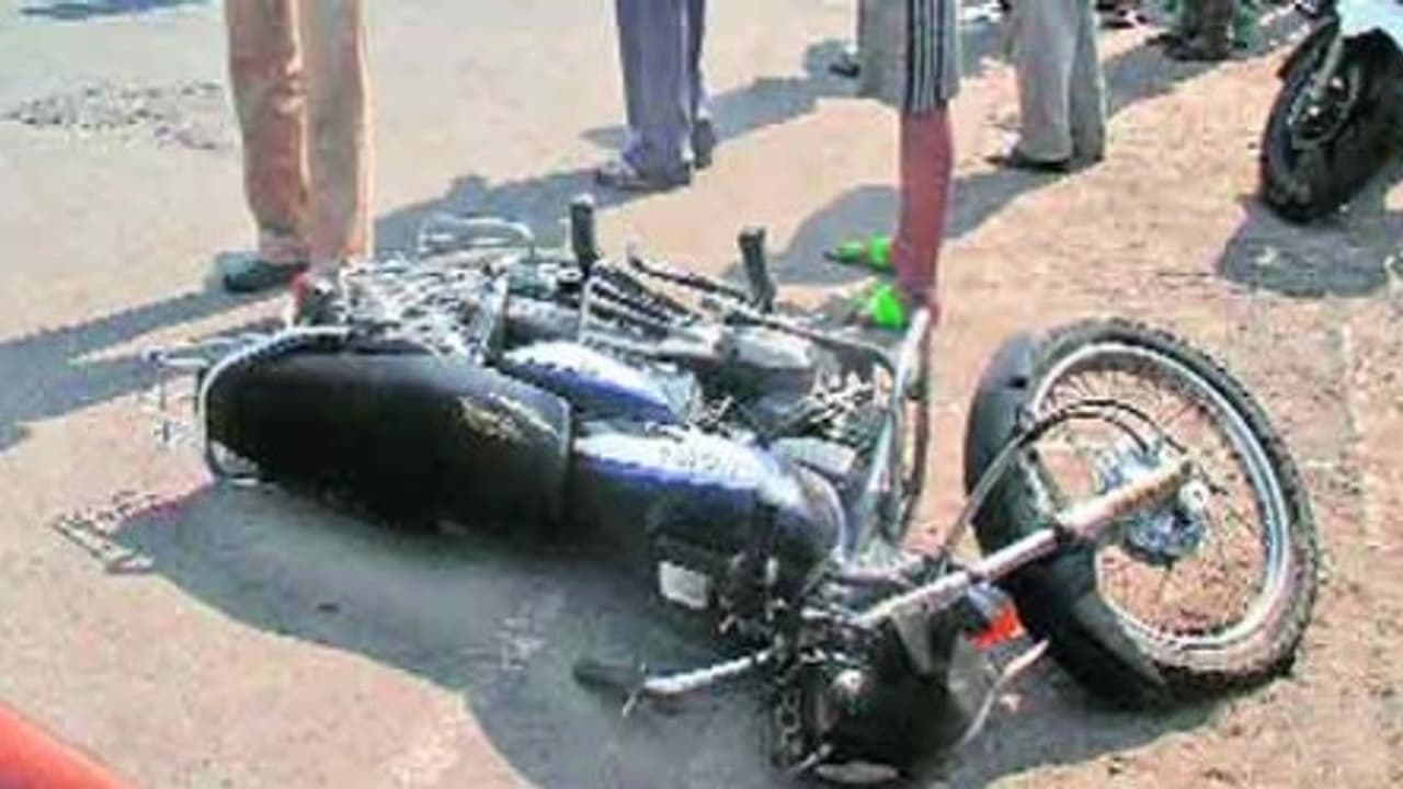 ಬೈಕ್ಗೆ ಕ್ಯಾಂಟರ್ ಡಿಕ್ಕಿ: ಶಿಕ್ಷಕ ಸಾವು ಬೈಕ್ಗೆ ಕ್ಯಾಂಟರ್ ಡಿಕ್ಕಿ: ಶಿಕ್ಷಕ ಸಾವು