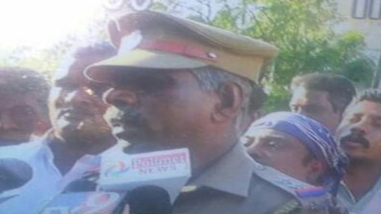 ஜெ. மரணத்தால் மன உளைச்சல் ஓபிஎஸ் வீட்டுக்கு ராஜினமா கடிதத்துடன் வந்த எஸ்.ஐ ஜெ. மரணத்தால் மன உளைச்சல் ஓபிஎஸ் வீட்டுக்கு ராஜினமா கடிதத்துடன் வந்த எஸ்.ஐ