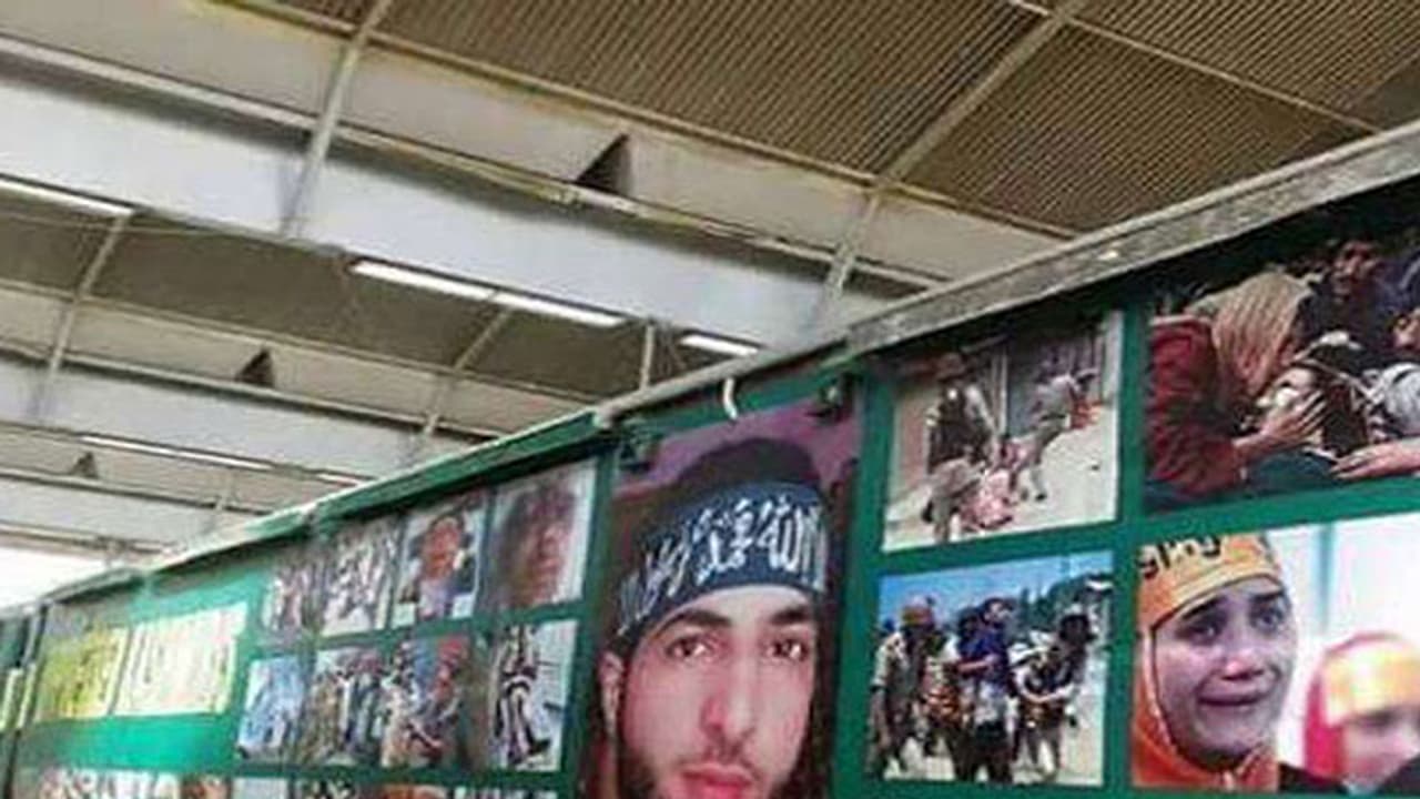 പാക്കിസ്ഥാന് ട്രെയിനില് ബുര്ഹാന് വാനിയുടെ ചിത്രങ്ങള് പാക്കിസ്ഥാന് ട്രെയിനില് ബുര്ഹാന് വാനിയുടെ ചിത്രങ്ങള്