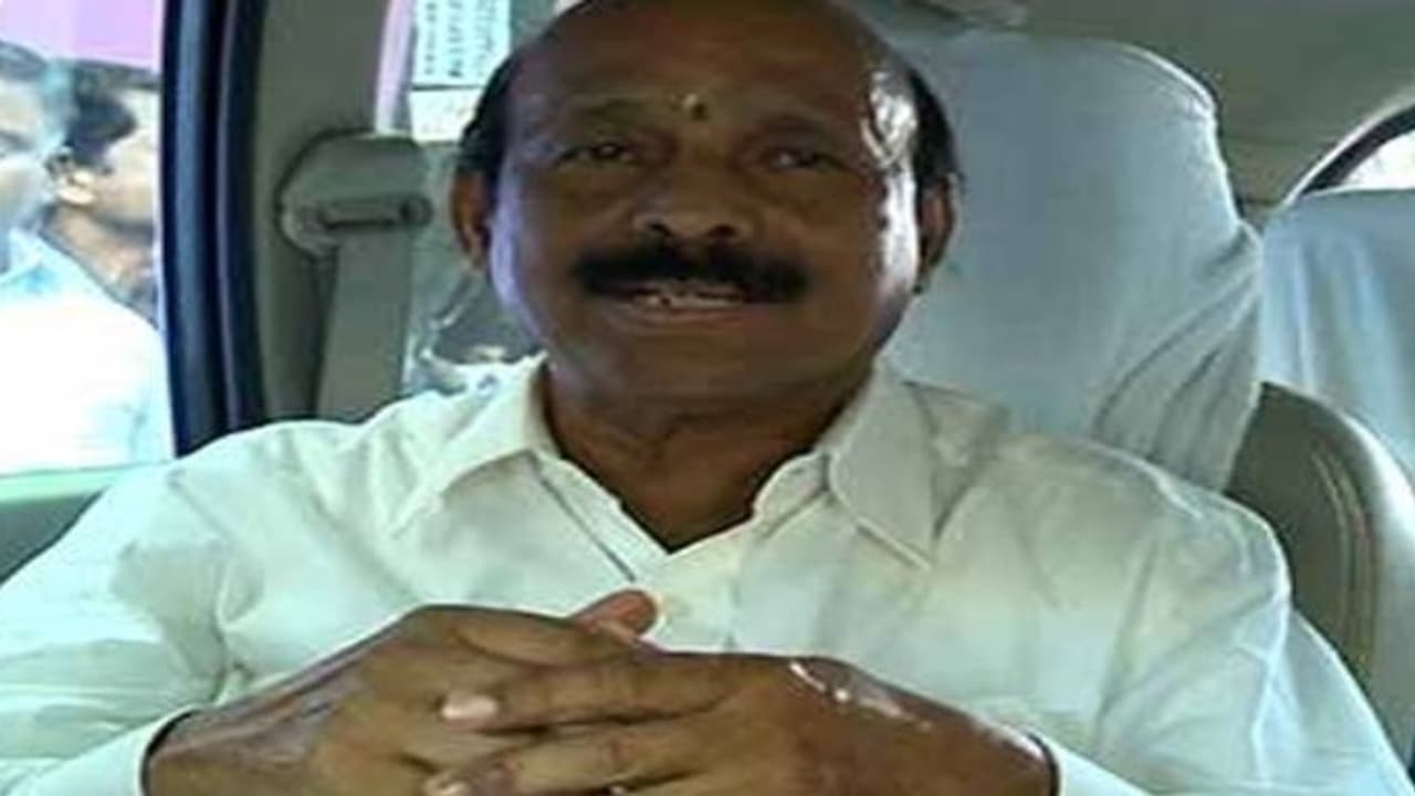 மெயின் விக்கெட்டே காலி!! சவுண்ட் பார்ட்டி பொன்னையனும் ஓ.பி.எஸ்ஸிடம் ஐக்கியம்... மெயின் விக்கெட்டே காலி!! சவுண்ட் பார்ட்டி பொன்னையனும் ஓ.பி.எஸ்ஸிடம் ஐக்கியம்...