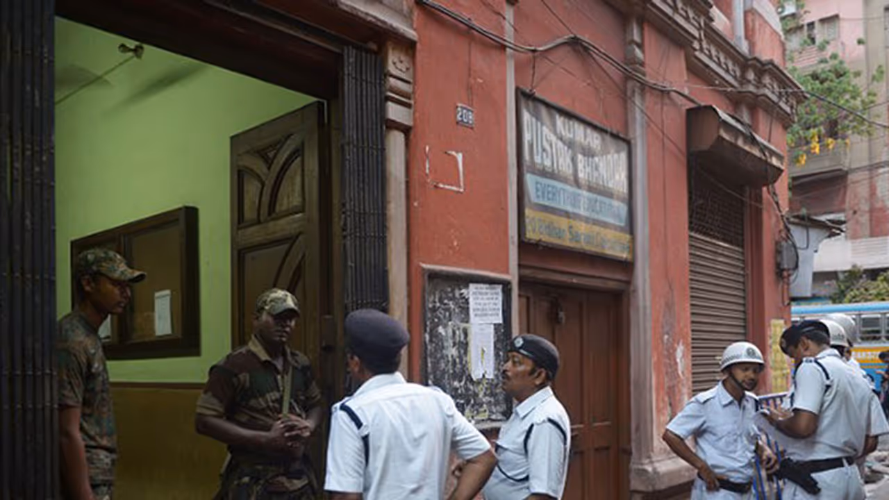 সোনা নগদ লুটে নেতৃত্বে কলকাতা পুলিশের এসআই! গোয়েন্দাদের জালে ৩ সোনা নগদ লুটে নেতৃত্বে কলকাতা পুলিশের এসআই! গোয়েন্দাদের জালে ৩