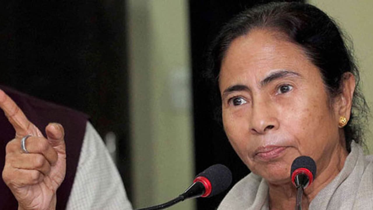 ಆಧಾರ್ ಕಾರ್ಡ್ ಕಡ್ಡಾಯ ಪ್ರಶ್ನಿಸಿ ಸುಪ್ರೀಂಕೋರ್ಟ್ ಮೆಟ್ಟಿಲೇರಿದ ಮಮತಾ ಬ್ಯಾನರ್ಜಿ ಆಧಾರ್ ಕಾರ್ಡ್ ಕಡ್ಡಾಯ ಪ್ರಶ್ನಿಸಿ ಸುಪ್ರೀಂಕೋರ್ಟ್ ಮೆಟ್ಟಿಲೇರಿದ ಮಮತಾ ಬ್ಯಾನರ್ಜಿ