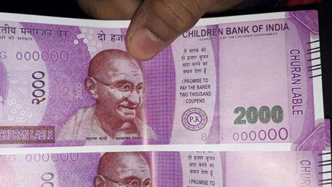 എ.ടി.എമ്മില് നിന്ന് കിട്ടിയത് 'ചില്ട്രന്സ് ബാങ്ക് ഓഫ് ഇന്ത്യ' ഇറക്കിയ 2000 രൂപാ നോട്ടുകള് എ.ടി.എമ്മില് നിന്ന് കിട്ടിയത് 'ചില്ട്രന്സ് ബാങ്ക് ഓഫ് ഇന്ത്യ' ഇറക്കിയ 2000 രൂപാ നോട്ടുകള്