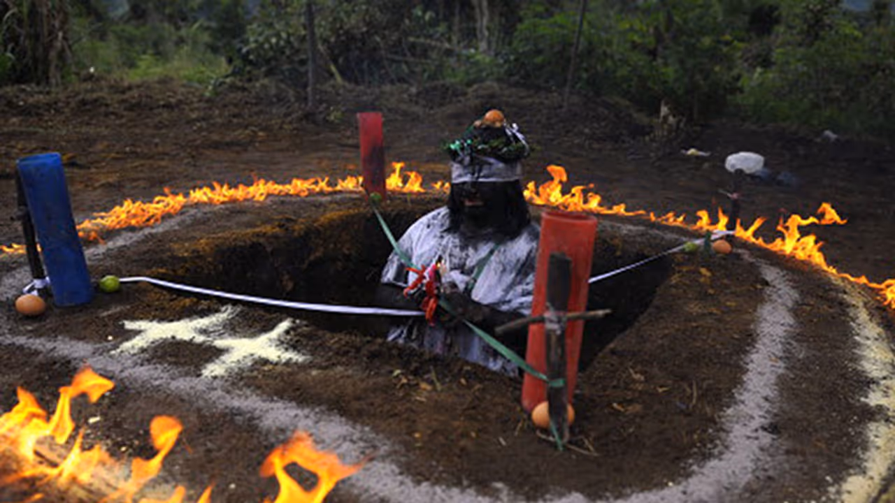 కోపంతో ఉన్న అమ్మవారు ఆవహించిందని.. పూనకం వచ్చిన మహిళను కొట్టి చంపారు
