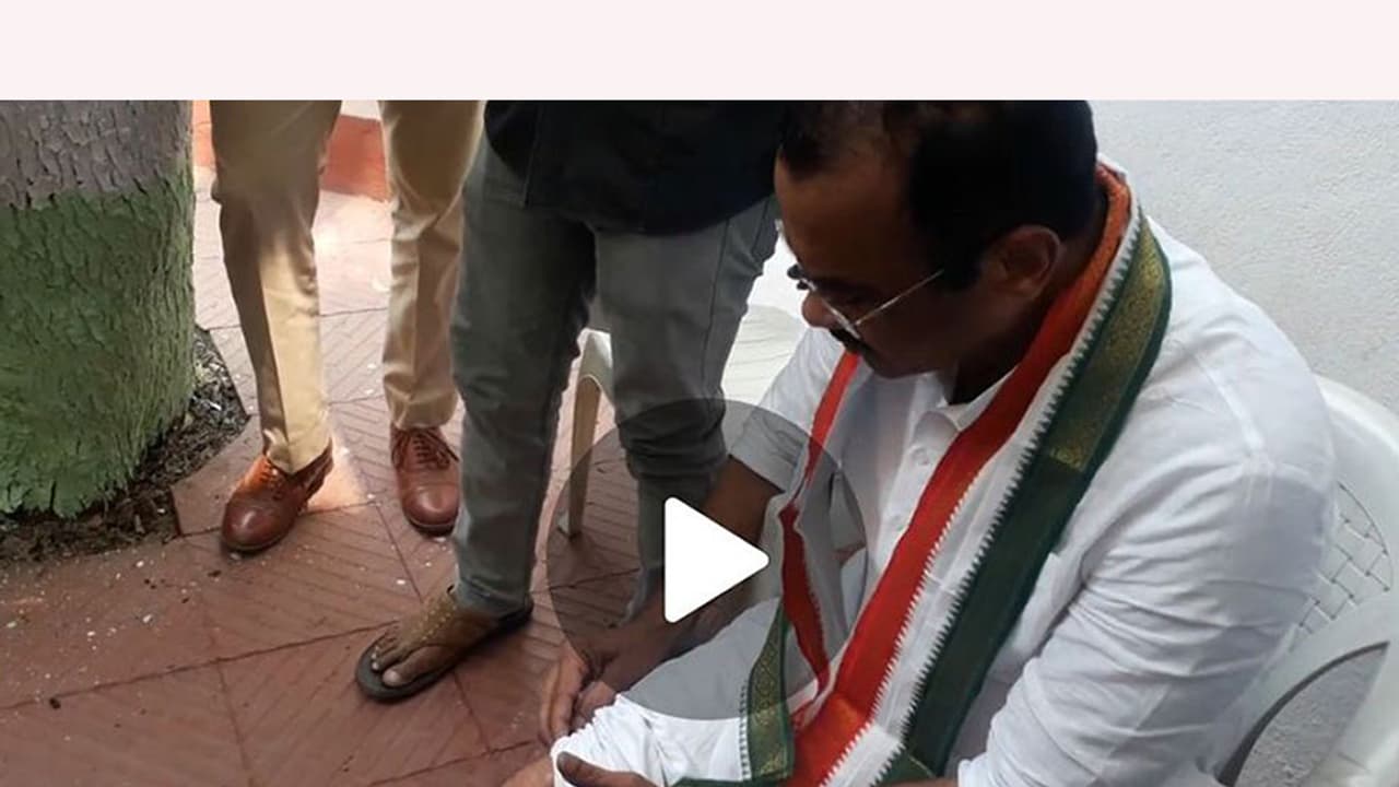 కేసీఆర్ నన్ను గూడ ఎప్పుడో సంపుతడు : కోమటిరెడ్డి కేసీఆర్ నన్ను గూడ ఎప్పుడో సంపుతడు : కోమటిరెడ్డి