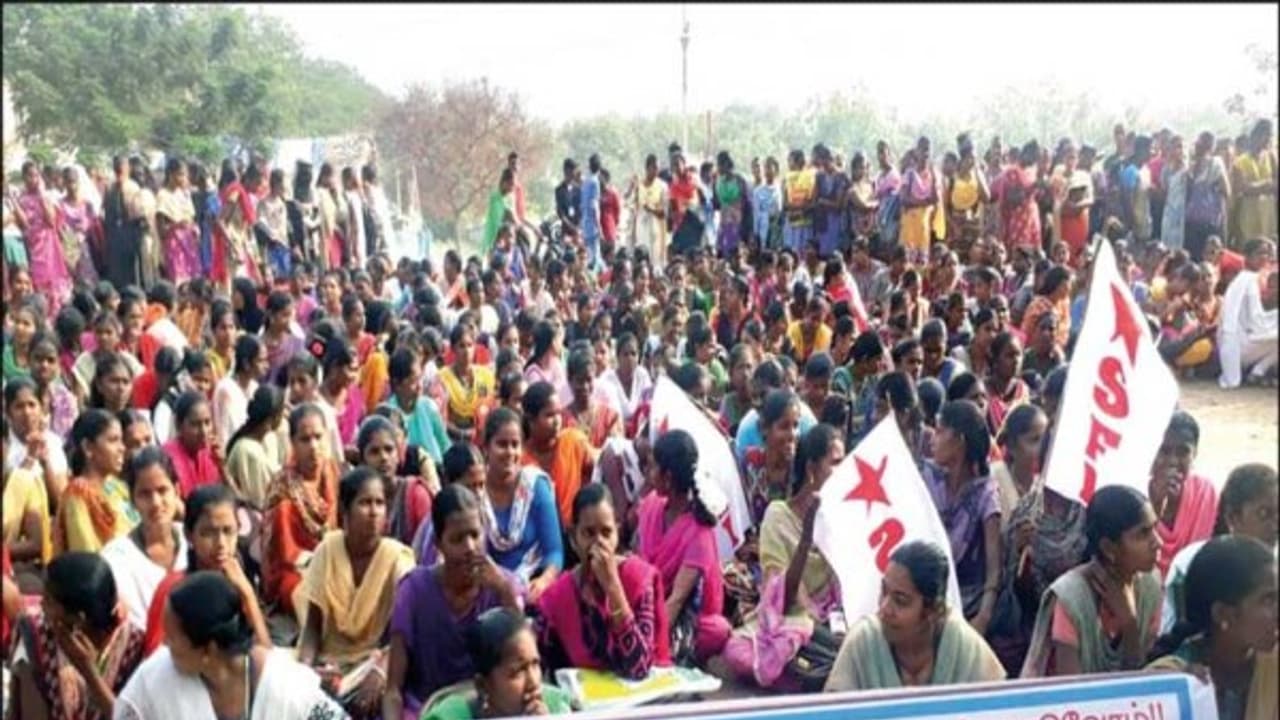 கல்வி உதவித்தொகை கிடைக்காததால் அரசு கல்லூரி மாணவ மாணவிகள் ஆர்ப்பாட்டம்... கல்வி உதவித்தொகை கிடைக்காததால் அரசு கல்லூரி மாணவ மாணவிகள் ஆர்ப்பாட்டம்...