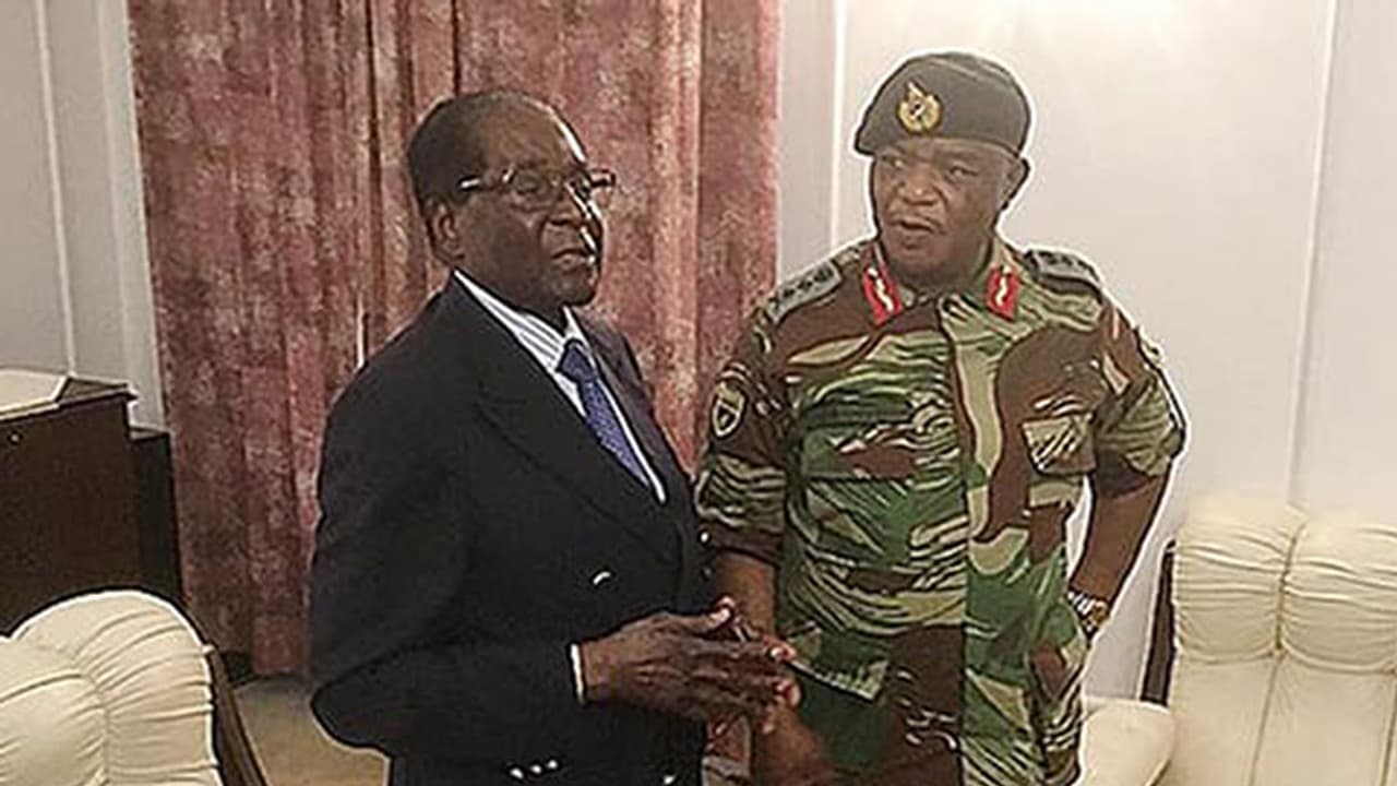 സിംബാബ്വെയിൽ സൈന്യത്തിന്റെ കസ്റ്റഡിയിലുള്ള പ്രസിഡന്റിന്റെ ഫോട്ടോകൾ പുറത്ത് സിംബാബ്വെയിൽ സൈന്യത്തിന്റെ കസ്റ്റഡിയിലുള്ള പ്രസിഡന്റിന്റെ ഫോട്ടോകൾ പുറത്ത്