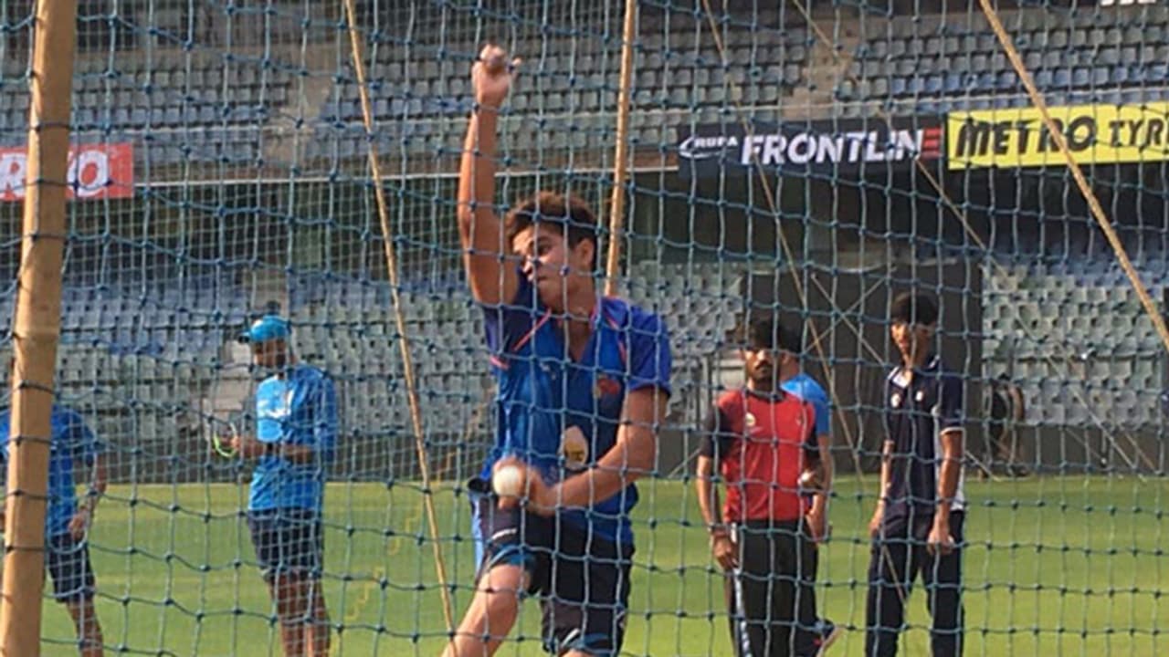 ಕೊಹ್ಲಿ ಪಡೆಗೆ ನೆಟ್ಸ್'ನಲ್ಲಿ ಬೌಲಿಂಗ್ ಮಾಡಿದ ಅರ್ಜುನ್ ತೆಂಡೂಲ್ಕರ್ ಕೊಹ್ಲಿ ಪಡೆಗೆ ನೆಟ್ಸ್'ನಲ್ಲಿ ಬೌಲಿಂಗ್ ಮಾಡಿದ ಅರ್ಜುನ್ ತೆಂಡೂಲ್ಕರ್