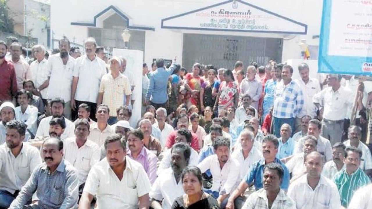 தொழிலாளர் நலத்துறை அமைச்சர் வீட்டை முற்றுகையிட்டு தோல் தொழிற்சாலை தொழிலாளர்கள் போராட்டம்... தொழிலாளர் நலத்துறை அமைச்சர் வீட்டை முற்றுகையிட்டு தோல் தொழிற்சாலை தொழிலாளர்கள் போராட்டம்...