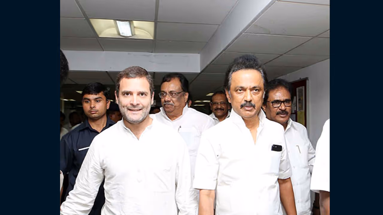 Rahul Gandhi meets Karunanidhi in hospital, hints at alliance? Rahul Gandhi meets Karunanidhi in hospital, hints at alliance?