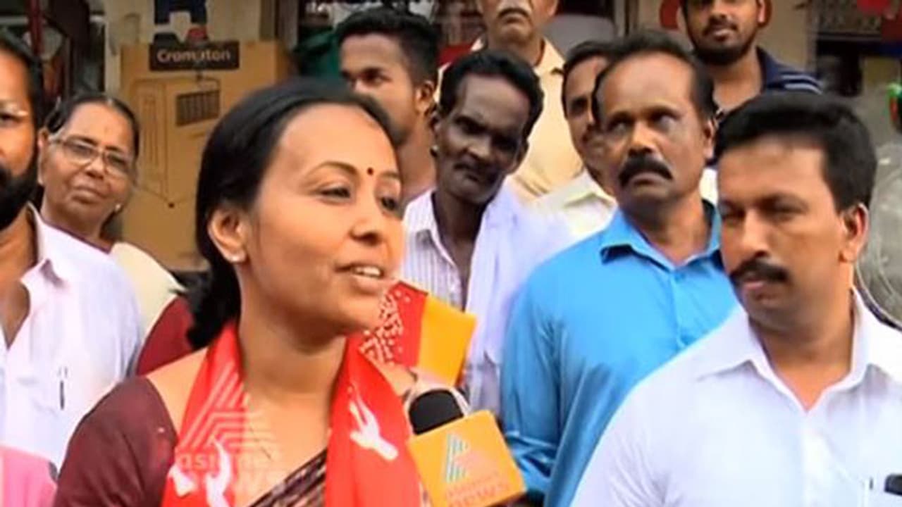 ദുരിതാശ്വാസം: വിമര്ശനവുമായി വീണ ജോര്ജ് എംഎല്എ ദുരിതാശ്വാസം: വിമര്ശനവുമായി വീണ ജോര്ജ് എംഎല്എ