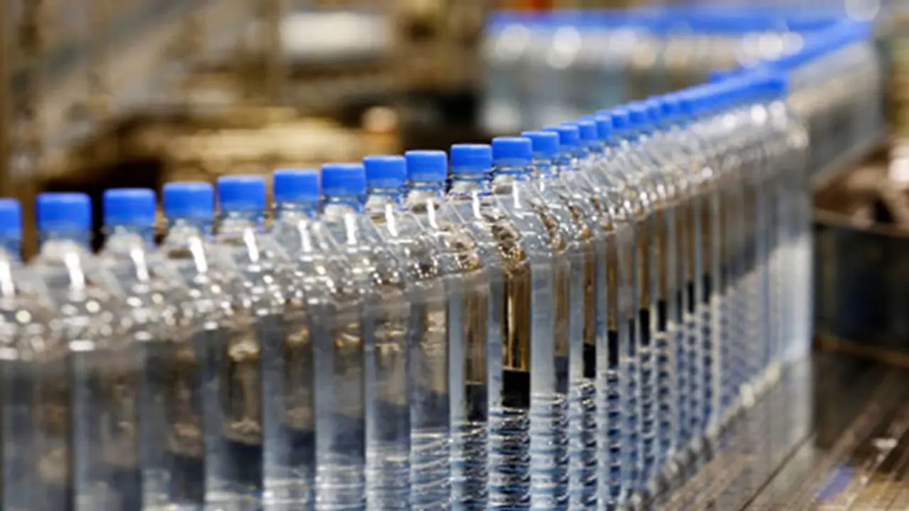 ನೀವು ಕುಡಿಯುವ ಟಾಪ್ ನೀರಿನ ಬಾಟಲಿಗಳಲ್ಲಿ ವಿಷದ ಕಣಗಳು : ಇವೆಲ್ಲವೂ ಆರೋಗ್ಯಕ್ಕೆ ಮಾರಕ ನೀವು ಕುಡಿಯುವ ಟಾಪ್ ನೀರಿನ ಬಾಟಲಿಗಳಲ್ಲಿ ವಿಷದ ಕಣಗಳು : ಇವೆಲ್ಲವೂ ಆರೋಗ್ಯಕ್ಕೆ ಮಾರಕ