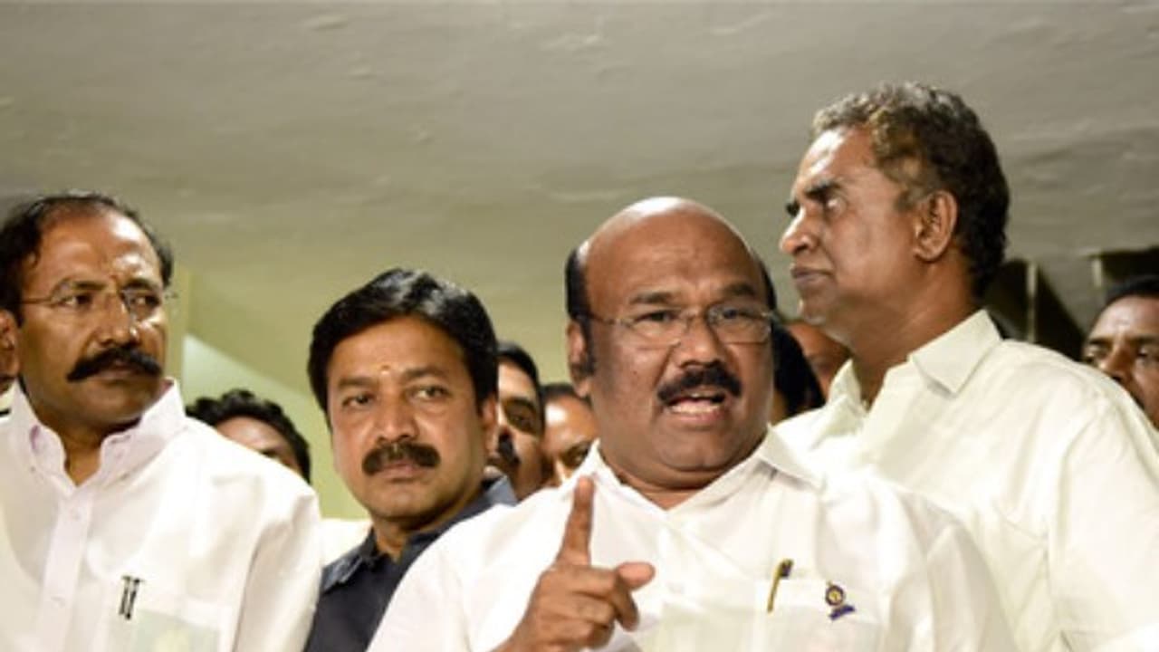 "ஆம்பளையா இருந்தா மீம்ஸ் இப்படி போடுங்க பார்க்கலாம்" அமைச்சர் ஜெயகுமார் பளார்...! "ஆம்பளையா இருந்தா மீம்ஸ் இப்படி போடுங்க பார்க்கலாம்" அமைச்சர் ஜெயகுமார் பளார்...!