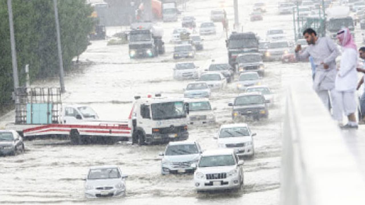 സൗദിയുടെ കിഴക്കന് പ്രവിശ്യയില് കനത്ത മഴ തുടരുന്നു സൗദിയുടെ കിഴക്കന് പ്രവിശ്യയില് കനത്ത മഴ തുടരുന്നു