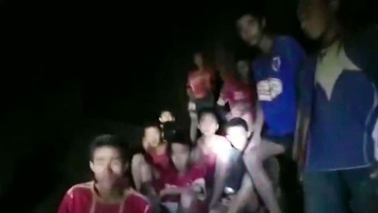 തായ്ലന്റിലെ ഗുഹയില് കുടുങ്ങിയ രണ്ട് കുട്ടികളെ കൂടി പുറത്തെത്തിച്ചു തായ്ലന്റിലെ ഗുഹയില് കുടുങ്ങിയ രണ്ട് കുട്ടികളെ കൂടി പുറത്തെത്തിച്ചു