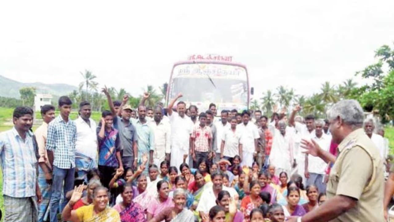 கூடுதலாக சாராயக் கடை திறப்பதற்கு எதிர்ப்பு தெரிவித்து மக்கள் சாலை மறியல் போராட்டம்…. கூடுதலாக சாராயக் கடை திறப்பதற்கு எதிர்ப்பு தெரிவித்து மக்கள் சாலை மறியல் போராட்டம்….