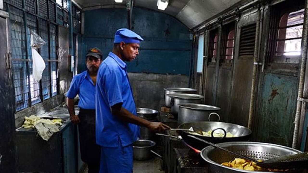 ভ্যালেনটাইন্স ডে তে রেলযাত্রীদের বিশেষ পরিষেবা, ফিরছে IRCTC সার্ভিস ভ্যালেনটাইন্স ডে তে রেলযাত্রীদের বিশেষ পরিষেবা, ফিরছে IRCTC সার্ভিস