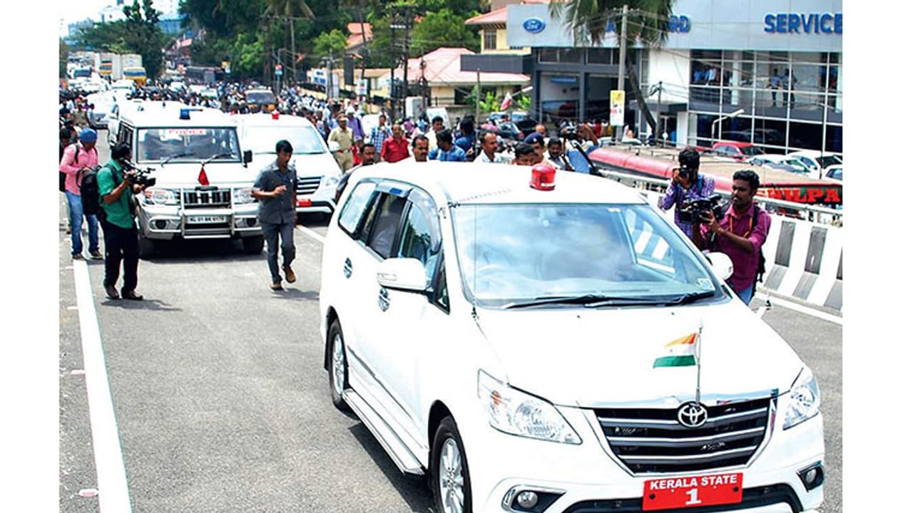 മുഖ്യമന്ത്രിയുടെ വാഹനവ്യൂഹത്തിലേക്ക് കാര് ഓടിച്ചുകയറ്റി മുഖ്യമന്ത്രിയുടെ വാഹനവ്യൂഹത്തിലേക്ക് കാര് ഓടിച്ചുകയറ്റി