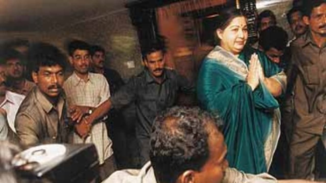 21 ஆண்டுகளுக்குப் பின் ஜெ., வீட்டில் மீண்டும் ஒரு ரெய்டு! 21 ஆண்டுகளுக்குப் பின் ஜெ., வீட்டில் மீண்டும் ஒரு ரெய்டு!