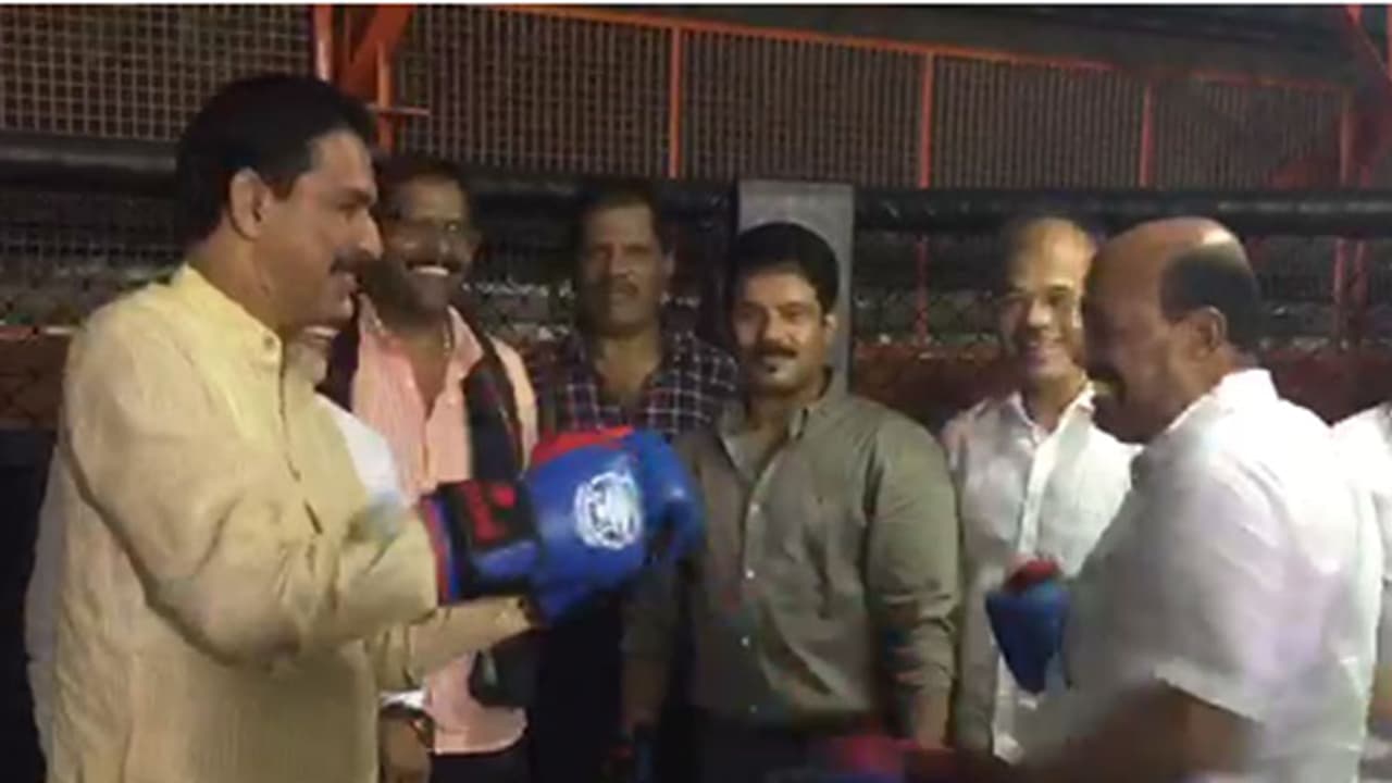 ಜನರೆದುರೇ ಗುದ್ದಾಡಿಕೊಂಡ ಬಿಜೆಪಿ ಸಂಸದ ಕಾಂಗ್ರೆಸ್ ಶಾಸಕ..! ಜನರಿಗೆ ಮಾತ್ರ ಫುಲ್ ಮನರಂಜನೆ ಜನರೆದುರೇ ಗುದ್ದಾಡಿಕೊಂಡ ಬಿಜೆಪಿ ಸಂಸದ ಕಾಂಗ್ರೆಸ್ ಶಾಸಕ..! ಜನರಿಗೆ ಮಾತ್ರ ಫುಲ್ ಮನರಂಜನೆ