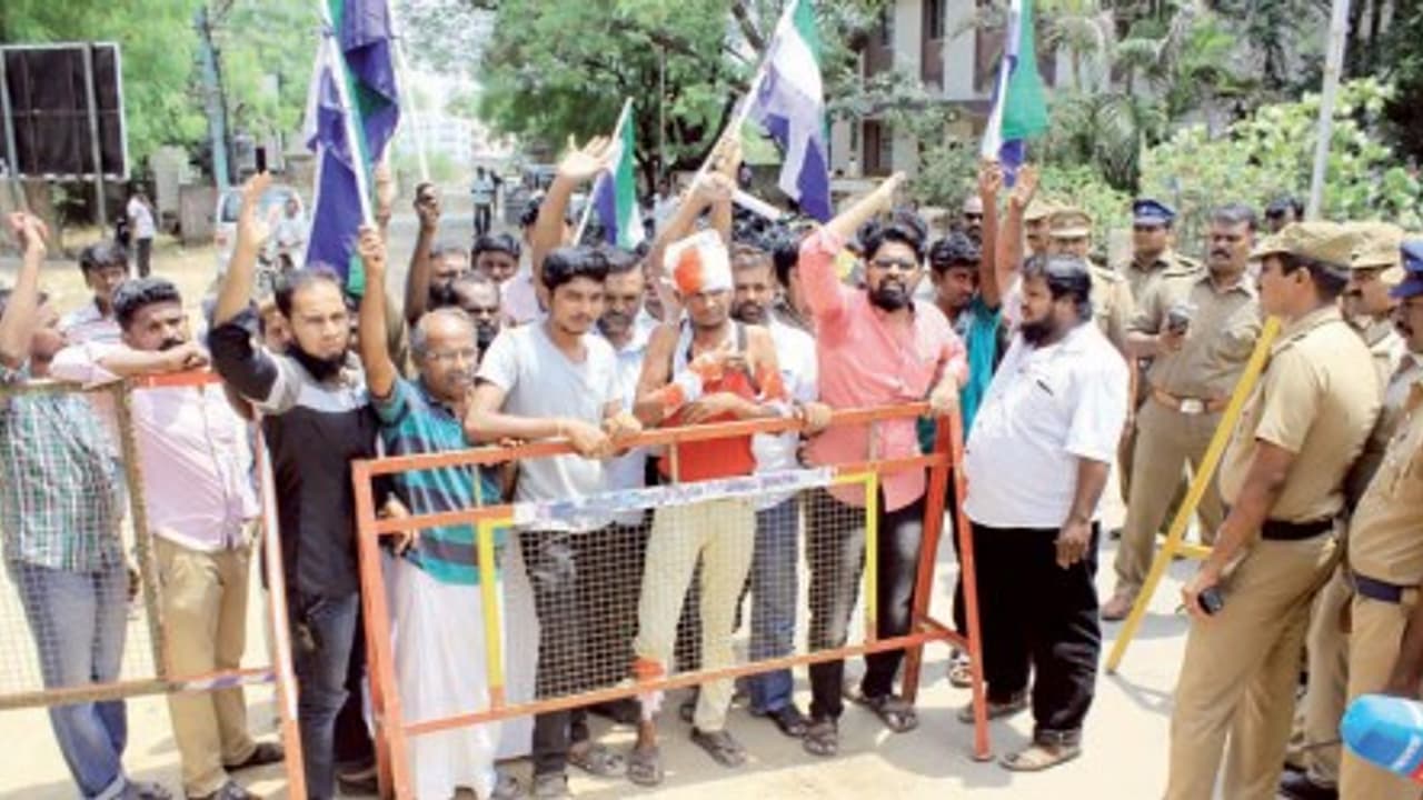 அனுமதியின்றி இயக்கப்படும் தனியார் பேருந்துகள், லாரிகள் மீது நடவடிக்கை எடுக்க வேண்டும் – ஆட்சியரிடம் அதிரடி மனு.. அனுமதியின்றி இயக்கப்படும் தனியார் பேருந்துகள், லாரிகள் மீது நடவடிக்கை எடுக்க வேண்டும் – ஆட்சியரிடம் அதிரடி மனு..