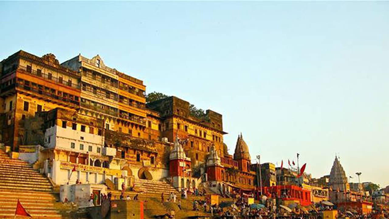 Daughters carry bier of father on their shoulders Daughters carry bier of father on their shoulders