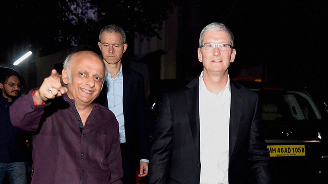 After a day of business, Apple's Tim Cook chills with SRK After a day of business, Apple's Tim Cook chills with SRK